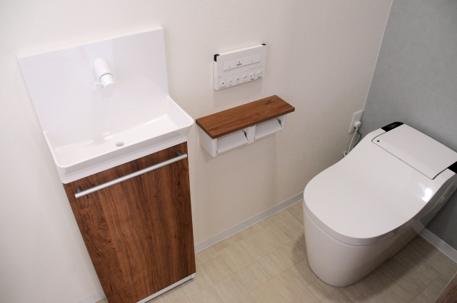 タンクレストイレと小型の手洗い器の設置