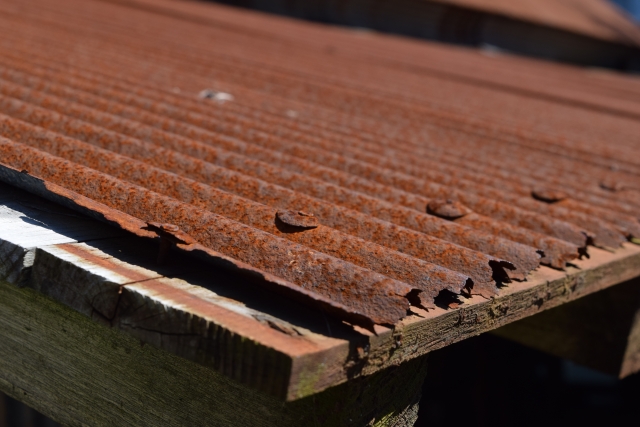 天井から屋根にかけての熱や湿気のため、トタン屋根だとサビが進行することがあります