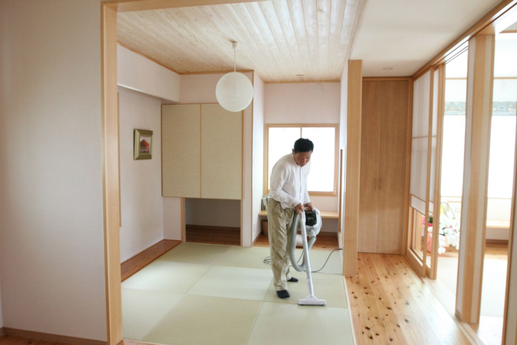 杉材の床と漆喰（しっくい）の塗り壁は、掃除機をかけても、ほこりが舞わずゴミが少ないです