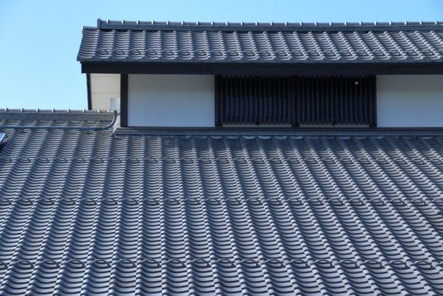 屋根の棟の上にある通気や採光のための小さな屋根を腰屋根といいます