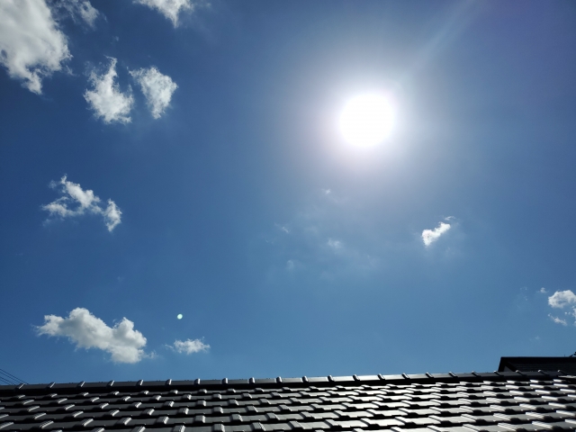 真夏の日中の屋根への強烈な日射熱は壁を伝って伝熱します