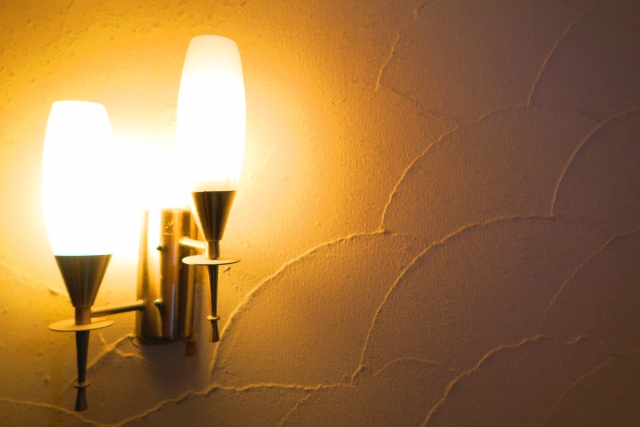 夜、電灯を点けると、柔らかな光に壁の漆喰（しっくい）が浮かび上がります