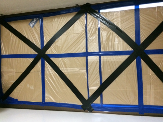 ガムテープと段ボールで窓の防災対策